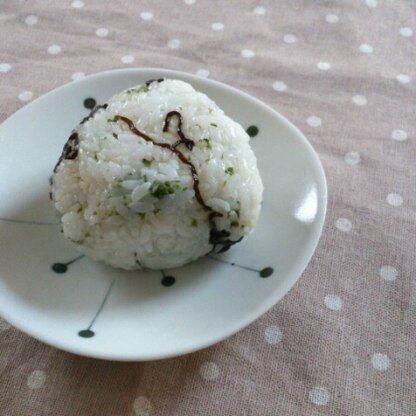 朝食にきゅきゅっとむすびました♪
昆布の旨みに青海苔の香りがとっても美味し～♡